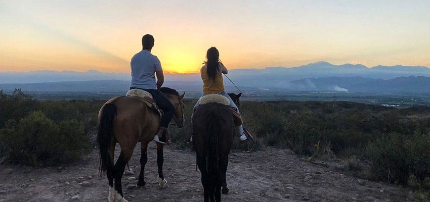 Take a perfect sunset photo while riding on your horse in Mendoza!