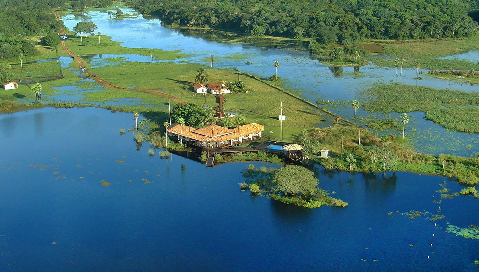 Caiman Refuge’s “Baiazinha” lodge sits next to a permanent lake