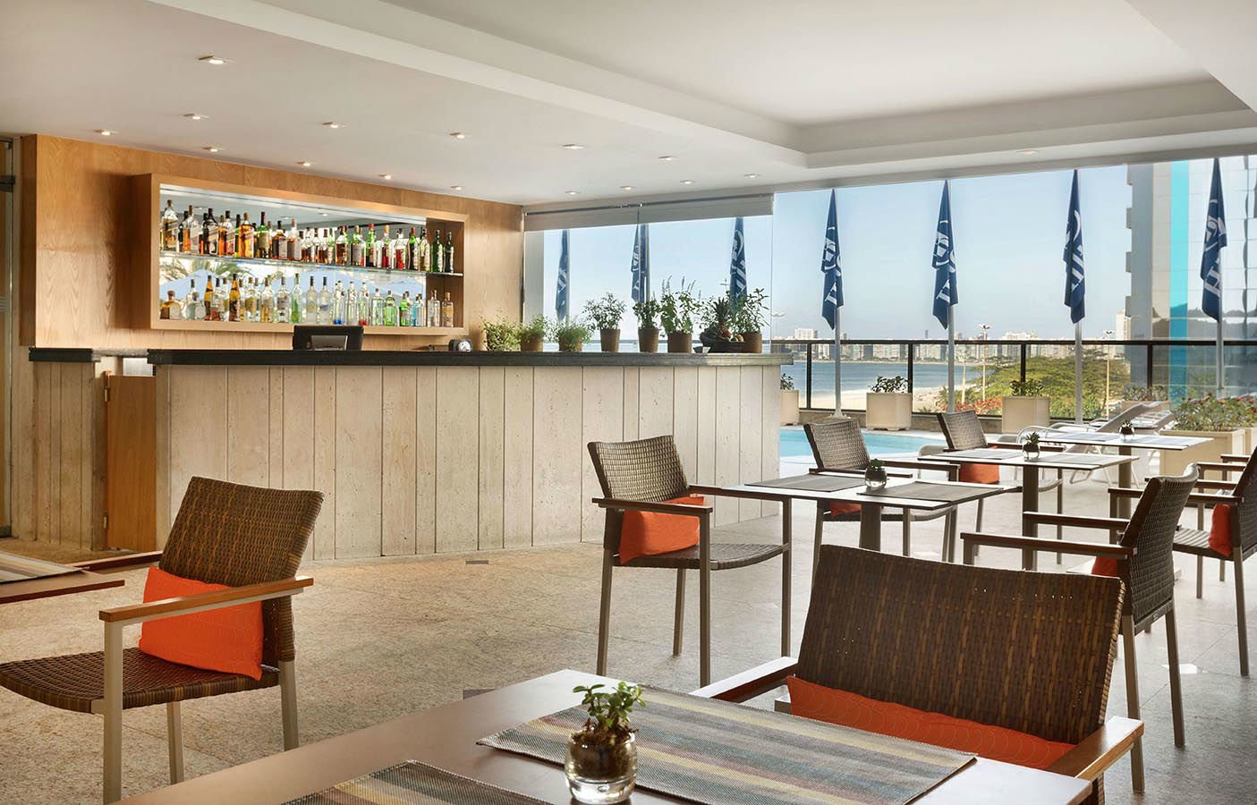 The bar with a view to the ocean