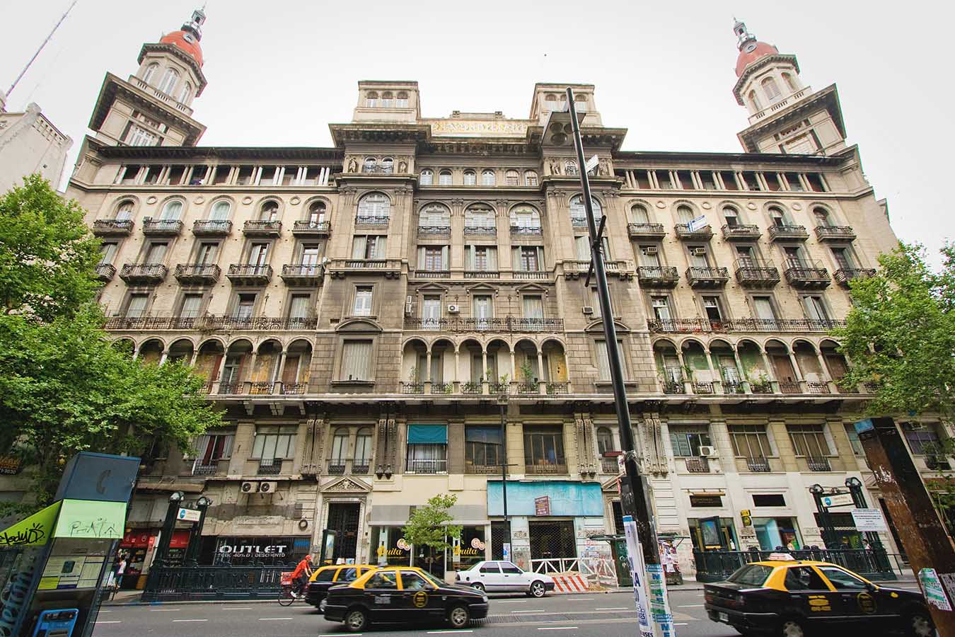 Your expert guide will help you discover Buenos Aires&rsquo;s most important architectural highlights