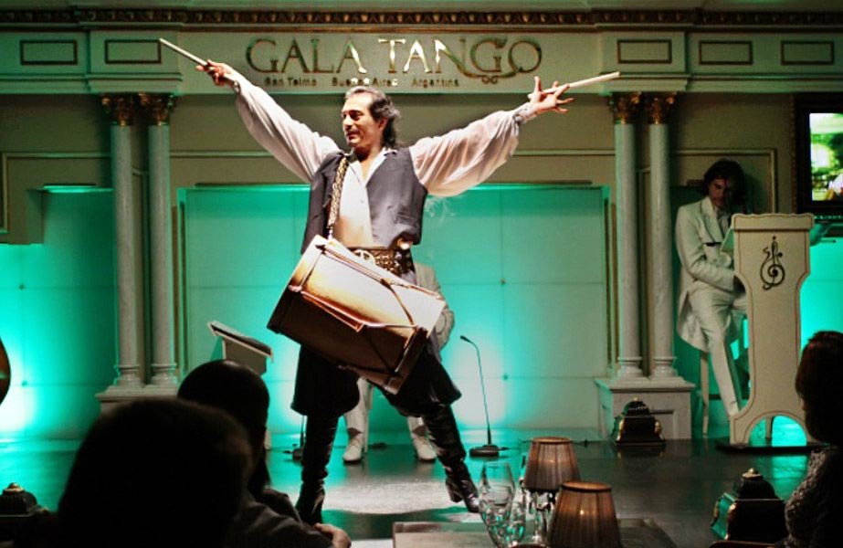 The show also features unique elements of Argentine folklore