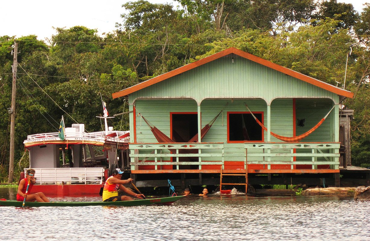 On the way we&rsquo;ll see some houses of the Amazonian riverside dwellers