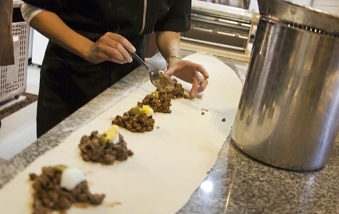 Test your cooking skills as you prepare flavorful traditional Argentine dishes!