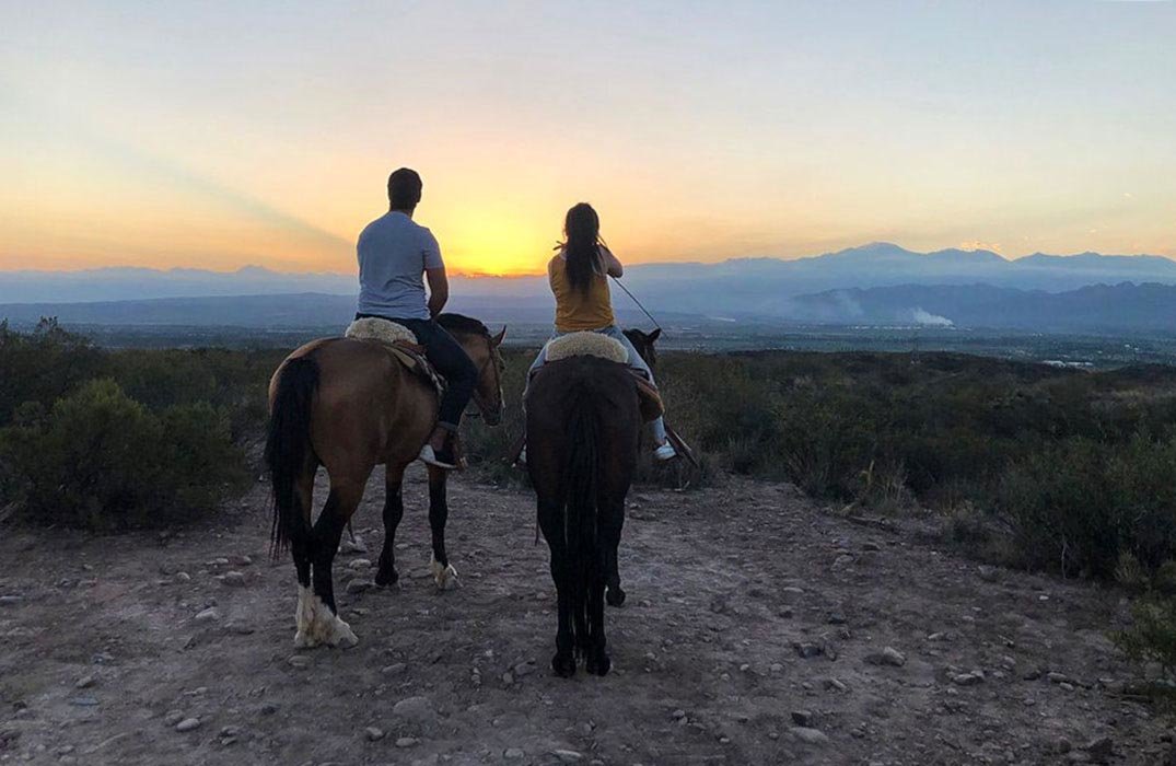 [1]Take a perfect sunset photo from your horseback!