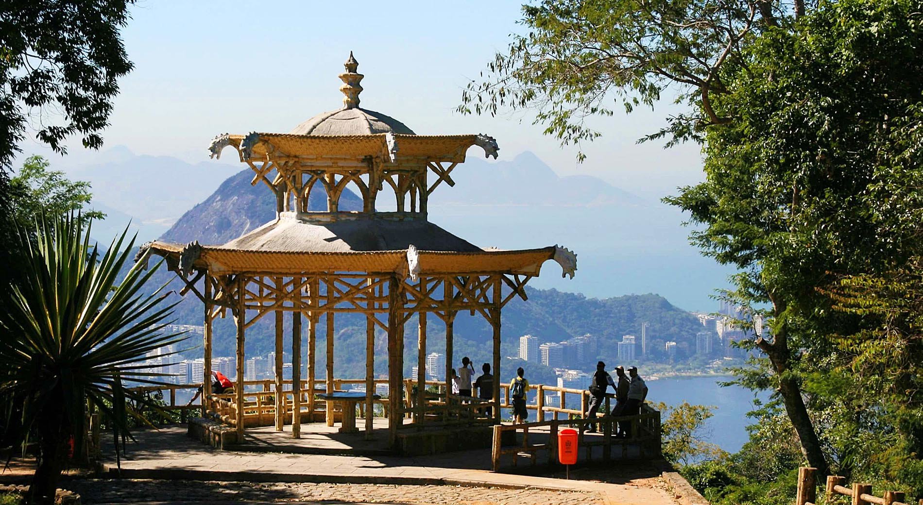 "Chinese view" belvedere is the most visited panoramic viewpoint in Tijuca forest