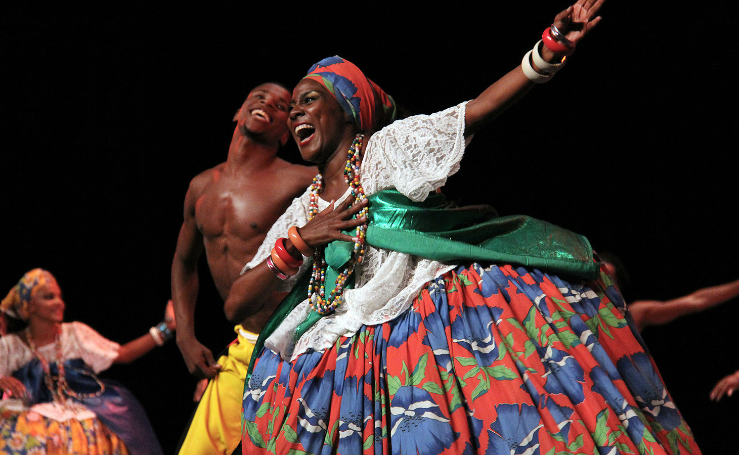 The show portrays artistically the daily lives, the travails and the mystical side of Bahians&rsquo; lives[1]